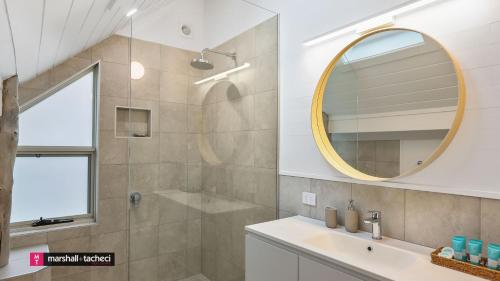 Ένα μπάνιο στο Baraga Sanctuary holiday house, Bermagui Barragga Bay Linen & Wifi Provided