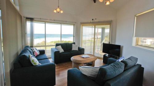 Ruang duduk di Beachview Holiday unit Bermagui