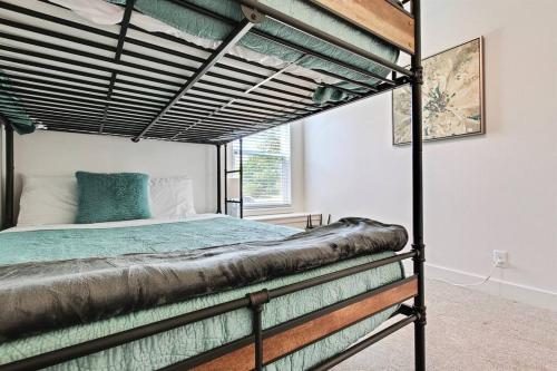 - une chambre avec des lits superposés dans l'établissement Designers Meridian 4 Bedroom Custom Home Central M, à Meridian