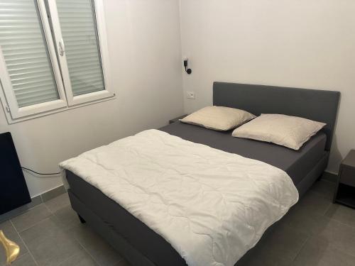 アルジャントゥイユにあるParis La Défense Arena, Stade de France, Champs Élysée Paris saint lazare, 15minの寝室に枕が2つ置かれたベッド