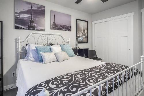 1 dormitorio con cama blanca y almohadas azules en Beautiful 3 Bedroom Private home with easy access, en American Fork