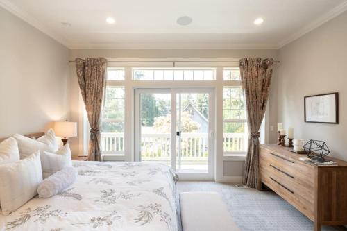 En eller flere senge i et værelse på Relax by the Fire at a Luxury Mercer Island Home