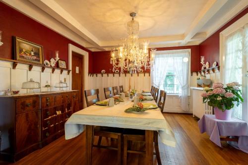 Gambar di galeri bagi Chestnut Inn di Niagara Falls