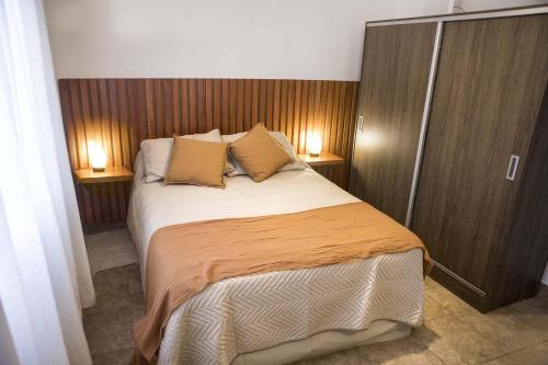 1 dormitorio con 1 cama grande y 2 lámparas en Re monito en San Salvador de Jujuy
