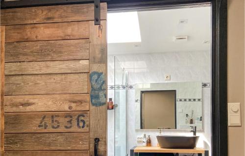 uma casa de banho com uma porta de madeira e um lavatório em Beautiful Home In Alkmaar With Kitchen em Alkmaar