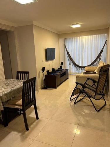 Μια τηλεόραση ή/και κέντρο ψυχαγωγίας στο Apartamento 3 quartos Brasília perto Shopping e Metrô