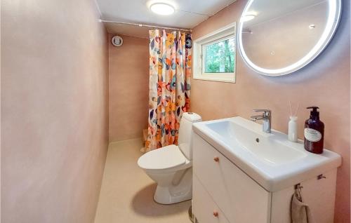 Koupelna v ubytování Awesome Home In Harlsa With Lake View
