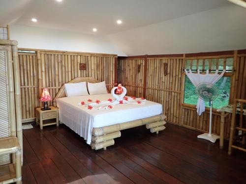 Un dormitorio con una cama con un pájaro. en Mimpi Indah resort, en Totohe