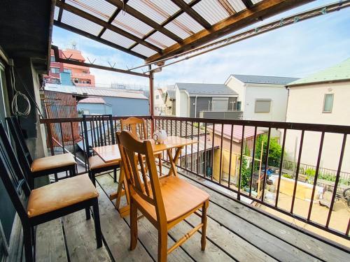 a balcony with chairs and a table on a balcony at 旧邸稽古場 in Tokyo