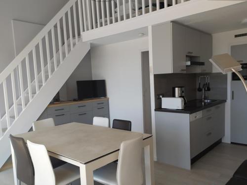 Photo de la galerie de l'établissement Duplex rénové 2019 à 250m de la plage du Fogeo, 3 chambres, grande terrasse, barbecue - FR-1-639-36, à Arzon