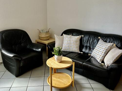 LirstalにあるModern apartment with 2 bathrooms in Lirstalのリビングルーム(黒い革張りのソファ、テーブル付)