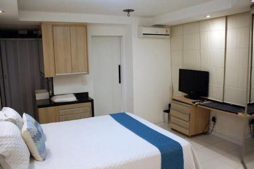 Habitación de hotel con cama y TV en Flats Asa Norte CLN 213 by CentoEdez, en Brasilia