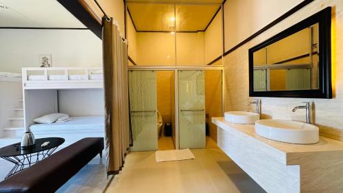 La salle de bains est pourvue de 2 lavabos et de lits superposés. dans l'établissement Tugsaw Resort, à Sampong