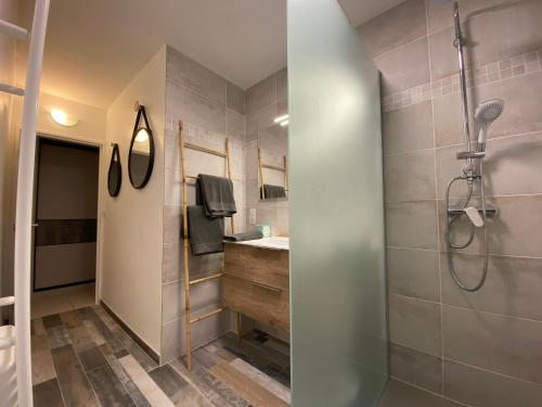 a bathroom with a shower and a sink at ToulonHost - Le Litardi - Superbe T2 - 2 pas des plages - Clim - Fibre in Toulon