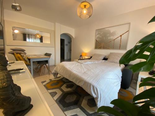 um quarto com uma cama, uma mesa e uma secretária em ToulonHost - Le Litardi - Superbe T2 - 2 pas des plages - Clim - Fibre em Toulon