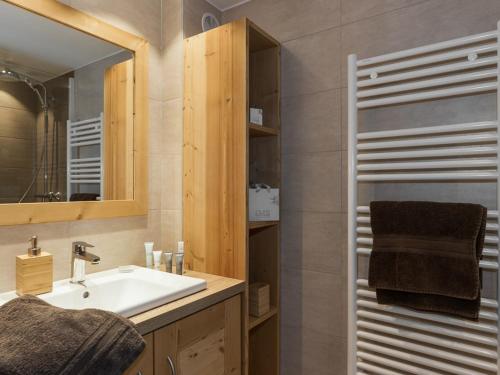 une salle de bain avec un lavabo et un miroir dans l'établissement Appartement montagnard 35m² - Courchevel 1850 - 2/4 pers - Centre station avec WiFi - FR-1-631-133, à Courchevel