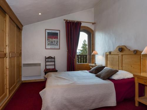 a bedroom with a large bed and a window at Courchevel 1850 - Appartement cosy 50m² - 4 pers - centre station - proche pistes - FR-1-631-145 in Courchevel