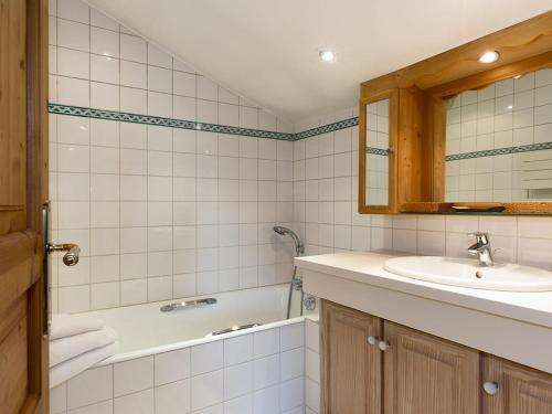 a bathroom with a sink and a tub and a mirror at Courchevel 1850 - Appartement cosy 50m² - 4 pers - centre station - proche pistes - FR-1-631-145 in Courchevel