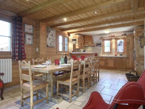 une cuisine et une salle à manger avec une table et des chaises dans l'établissement Chalet de Luxe 131m² Courchevel 1650 - 10 Pers., 5 Chambres, Proche Pistes et Centre, Spa, Parking - FR-1-631-147, à Courchevel
