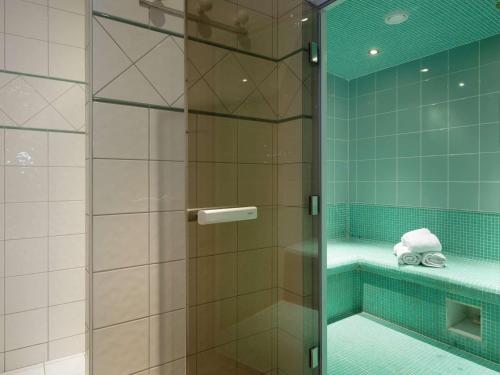 une douche avec une porte vitrée dans une salle de bain dans l'établissement Chalet de Luxe 131m² Courchevel 1650 - 10 Pers., 5 Chambres, Proche Pistes et Centre, Spa, Parking - FR-1-631-147, à Courchevel