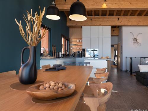 Gallery image of Chalet luxe 12 pers avec piscine, sauna, hammam, home cinéma et ski aux pieds à Arc 1800 - FR-1-686-30 in Arc 1800