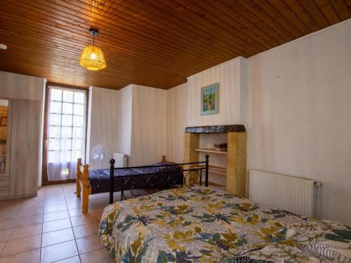 um quarto com uma cama e um tecto de madeira em Gîte Montferrand-du-Périgord, 2 pièces, 4 personnes - FR-1-616-328 em Montferrand-du-Périgord
