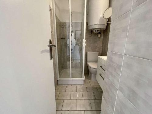 une salle de bain avec toilettes et douche en verre dans l'établissement Studio cosy à 2 min de la plage, terrasse, parking privé - Cavalaire-sur-Mer - FR-1-226B-159, à Cavalaire-sur-Mer