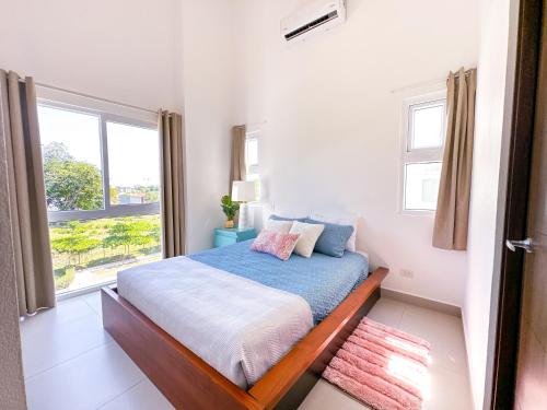 um quarto com uma cama e uma grande janela em Pura Vida Apartment with nice pool walking distance to the heart of Jaco em Jacó