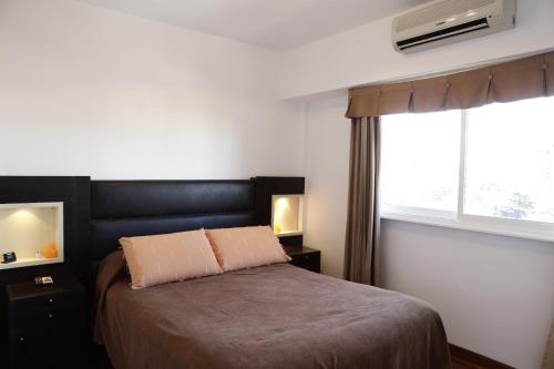 Un dormitorio con una cama grande y una ventana en Apartment 41 Melian en Buenos Aires