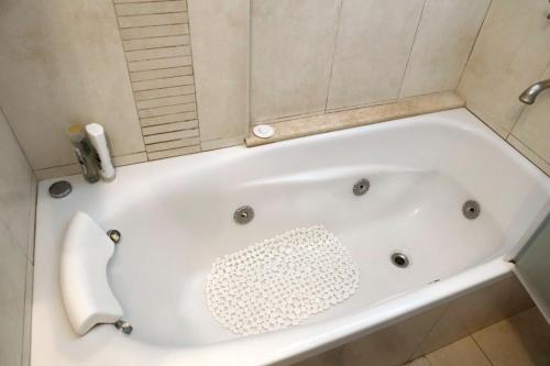 y baño con ducha y bañera blanca. en Apartment 41 Melian en Buenos Aires