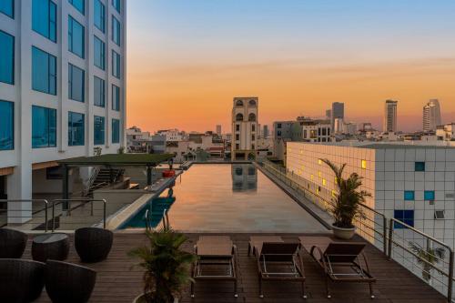 Bazén v ubytování Royal Lotus Hotel Danang nebo v jeho okolí