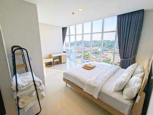 ein Schlafzimmer mit einem Bett und einem großen Fenster in der Unterkunft Lovina 20-01 Formosa Residence in Nagoya