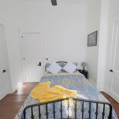 Ein Bett oder Betten in einem Zimmer der Unterkunft Walk to French Quarter House of Jazz & Blue Suite