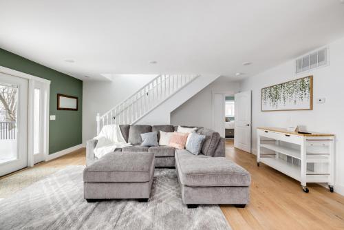 sala de estar con sofá y mesa en Medicine Lake Manor en Minneapolis