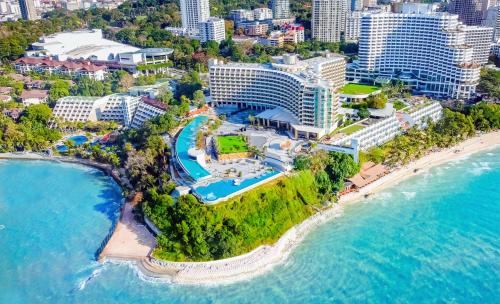 Royal Cliff Beach Hotel Pattaya في جنوب باتايا: اطلالة جوية لمنتجع على الشاطئ