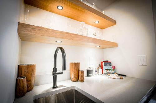 uma cozinha com um lavatório e uma bancada em St Croix Islands Escape em Somerset