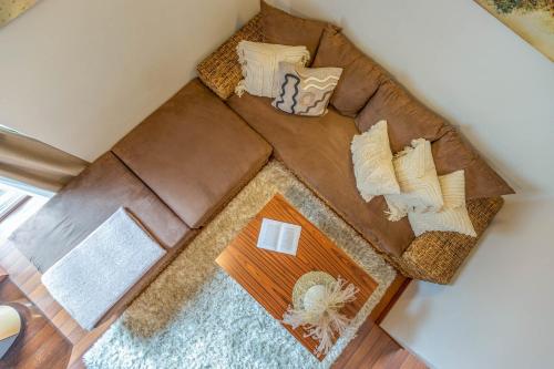 una vista dall'alto di un soggiorno con un divano di Nida Home by Z-EDA a Nida