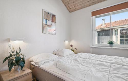 una camera bianca con un letto e una finestra di 4 Bedroom Stunning Home In Grsten a Gråsten