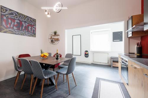 NEW ShalalaLiving Vienna Spacious Home for Family & Friends