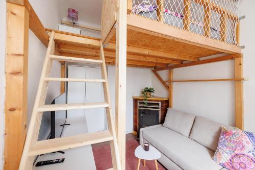 ein Wohnzimmer mit einem Hochbett und einem Sofa in der Unterkunft NEW ShalalaLiving Vienna Spacious Home for Family & Friends in Wien
