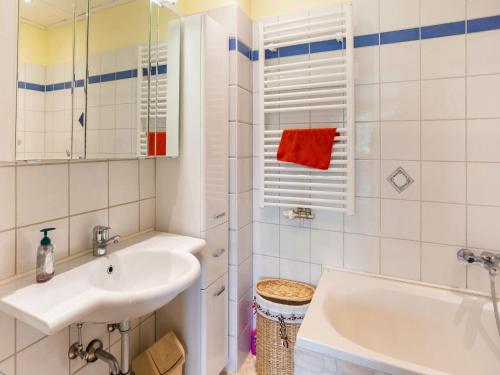 een witte badkamer met een wastafel en een bad bij Holiday apartment in Mariapfarr near ski area in Mariapfarr