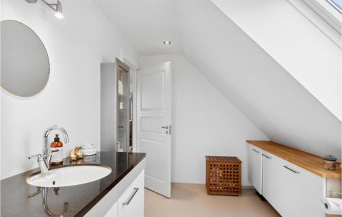 エーベルトフトにある3 Bedroom Amazing Home In Ebeltoftの白いバスルーム(シンク、鏡付)
