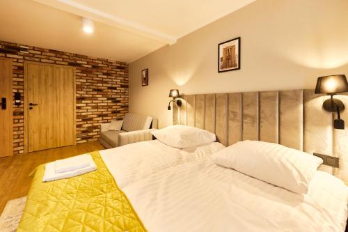 a hotel room with two beds and a couch at Apartamenty Na Skarpie in Płock