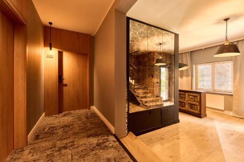 a hallway with a large glass case in a room at Apartamenty Na Skarpie in Płock