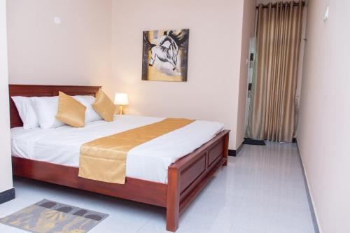 a bedroom with a large bed in a room at Transit Trails in Katunayake
