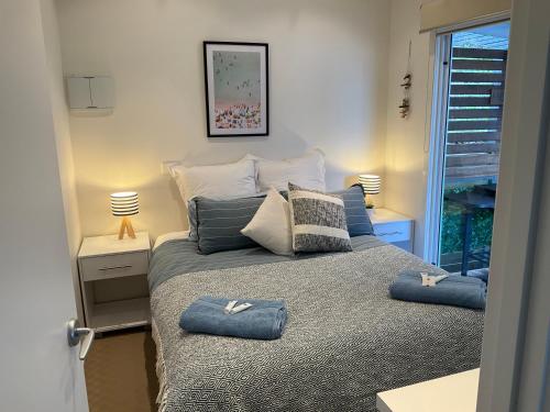 una camera da letto con un letto con cuscini sopra di Anlyn seaside cabin a Apollo Bay