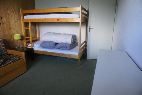 une petite chambre avec deux lits superposés et un canapé dans l'établissement Résidence Roches Rousses A - 2 pièces 6 personnes MAE-2826, à Orcières