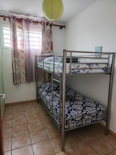 Katil atau katil-katil dalam bilik di Villa PANAM' chez R'Marine439 locations saisonnières