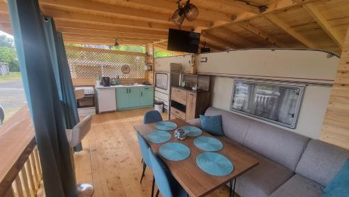 a dining room and kitchen in a tiny house at Каравана Тиана in Sozopol