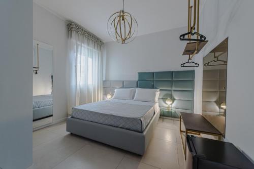1 dormitorio con cama, escritorio y silla en Dolcirive B&B - Porto Cesareo, en Porto Cesareo